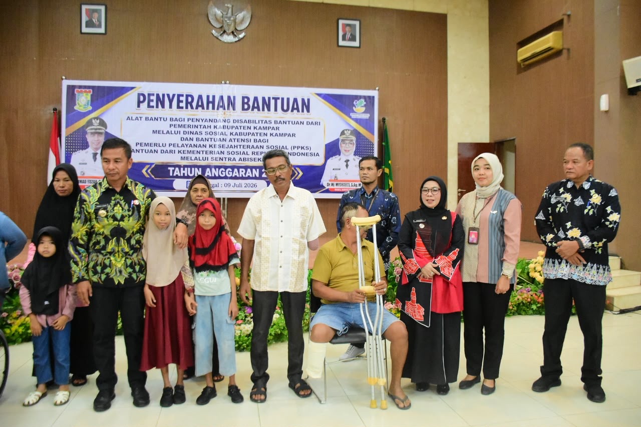 Bupati Kampar Serahkan Bantuan Alat Bantu Disabilitas dan Bantuan ATENSI Kemensos RI kepada 134 Penerima Manfaat