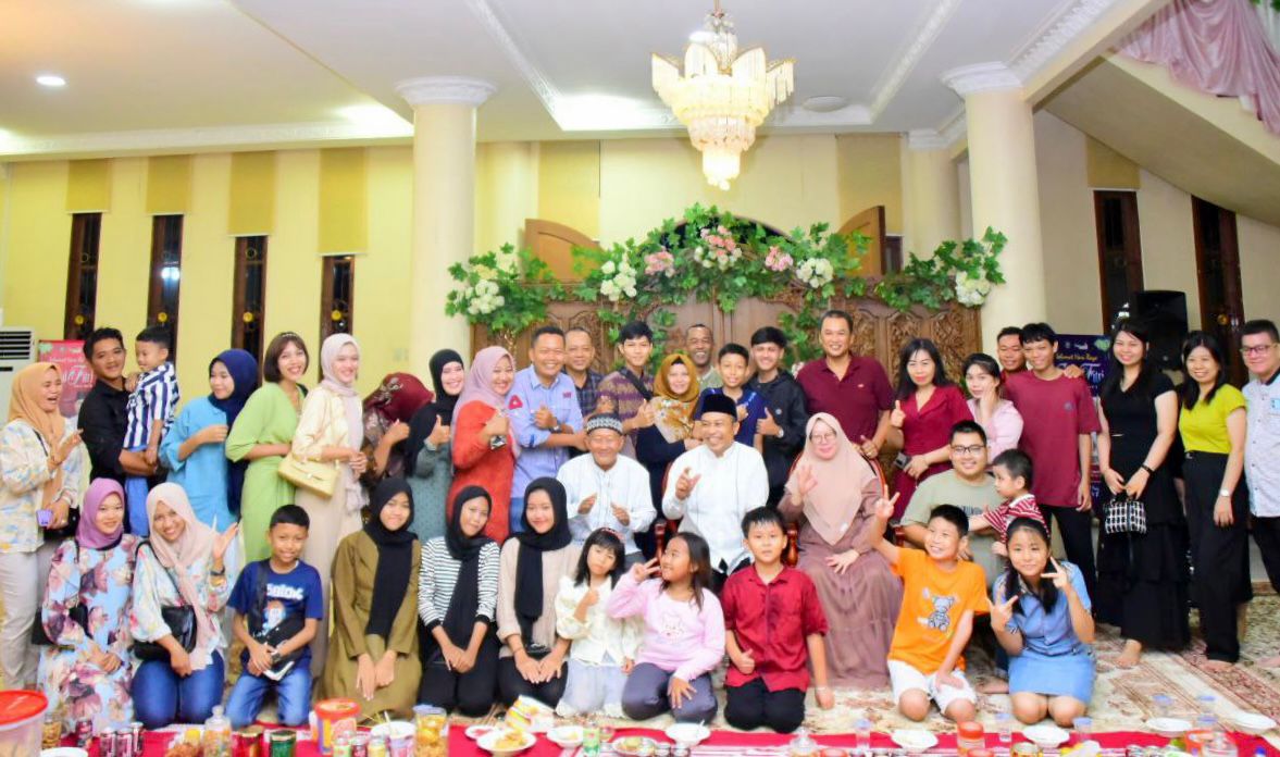 Warga Tionghoa Kunjungi Kediaman Wabup Bagus Santoso