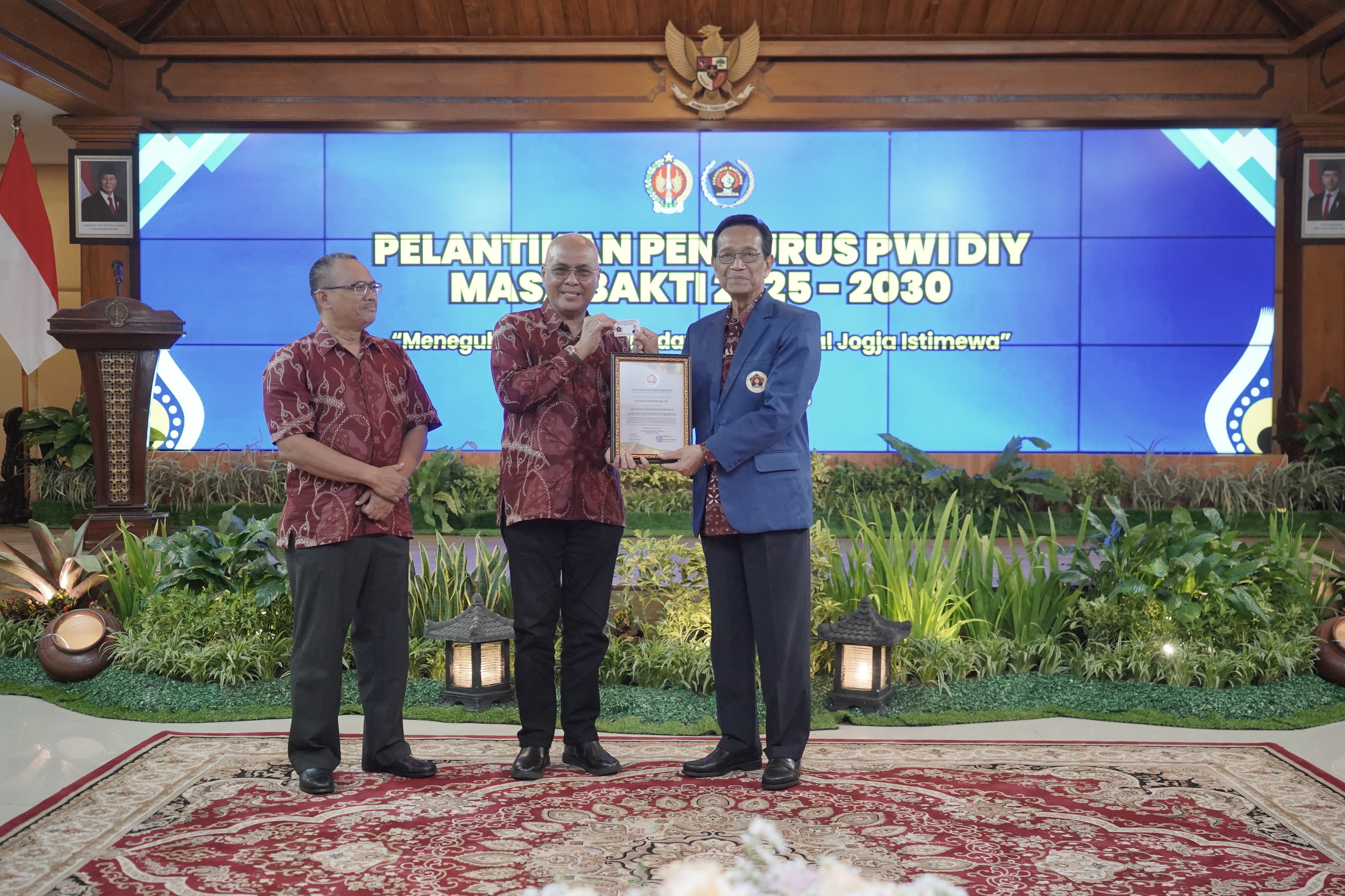 PWI Pusat Anugerahkan Anggota Kehormatan kepada Sultan HB X