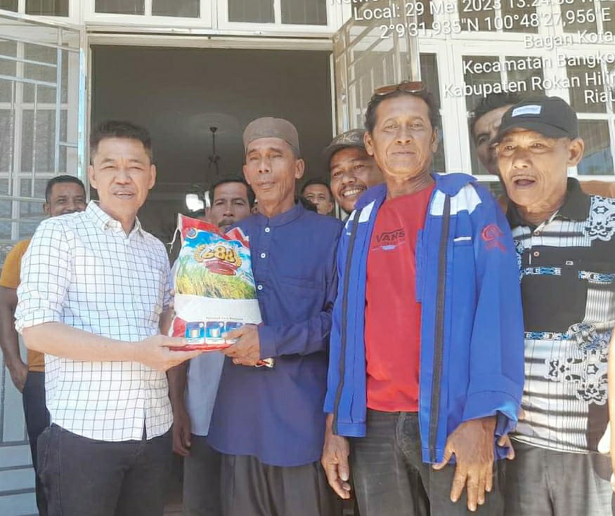 Bupati Rokan Hilir Afrizal  Serahkan Bantuan Kepada Masyarakat Pekerja Kayu
