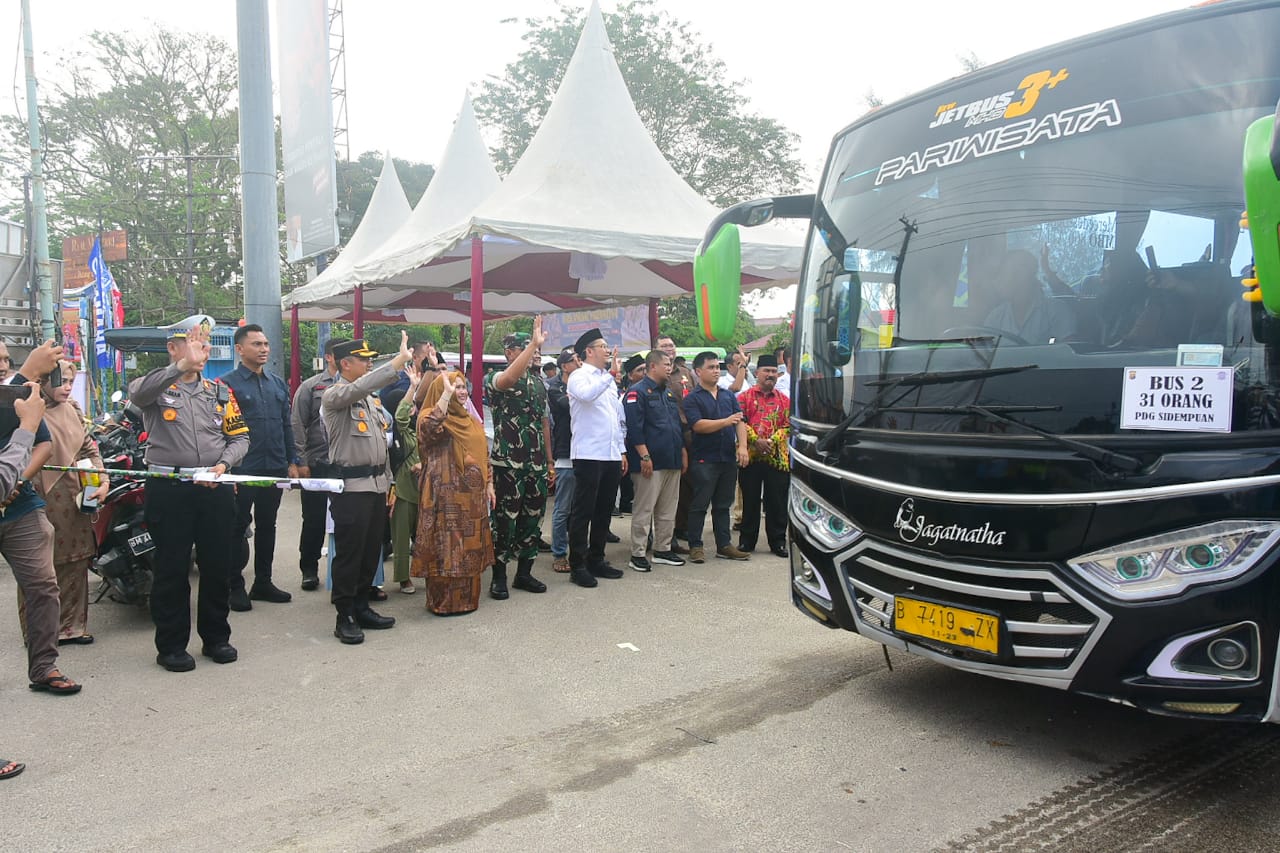 Bupati Kasmarni Melepas Mudik Gratis
