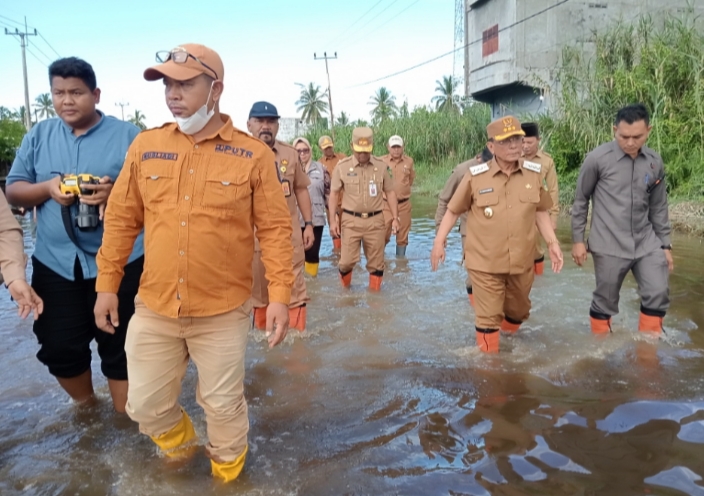 Bupati Rohil Tinjau Ruas Jalan Rawan Banjir Dan Lumpur di Kota Bagansiapiapi