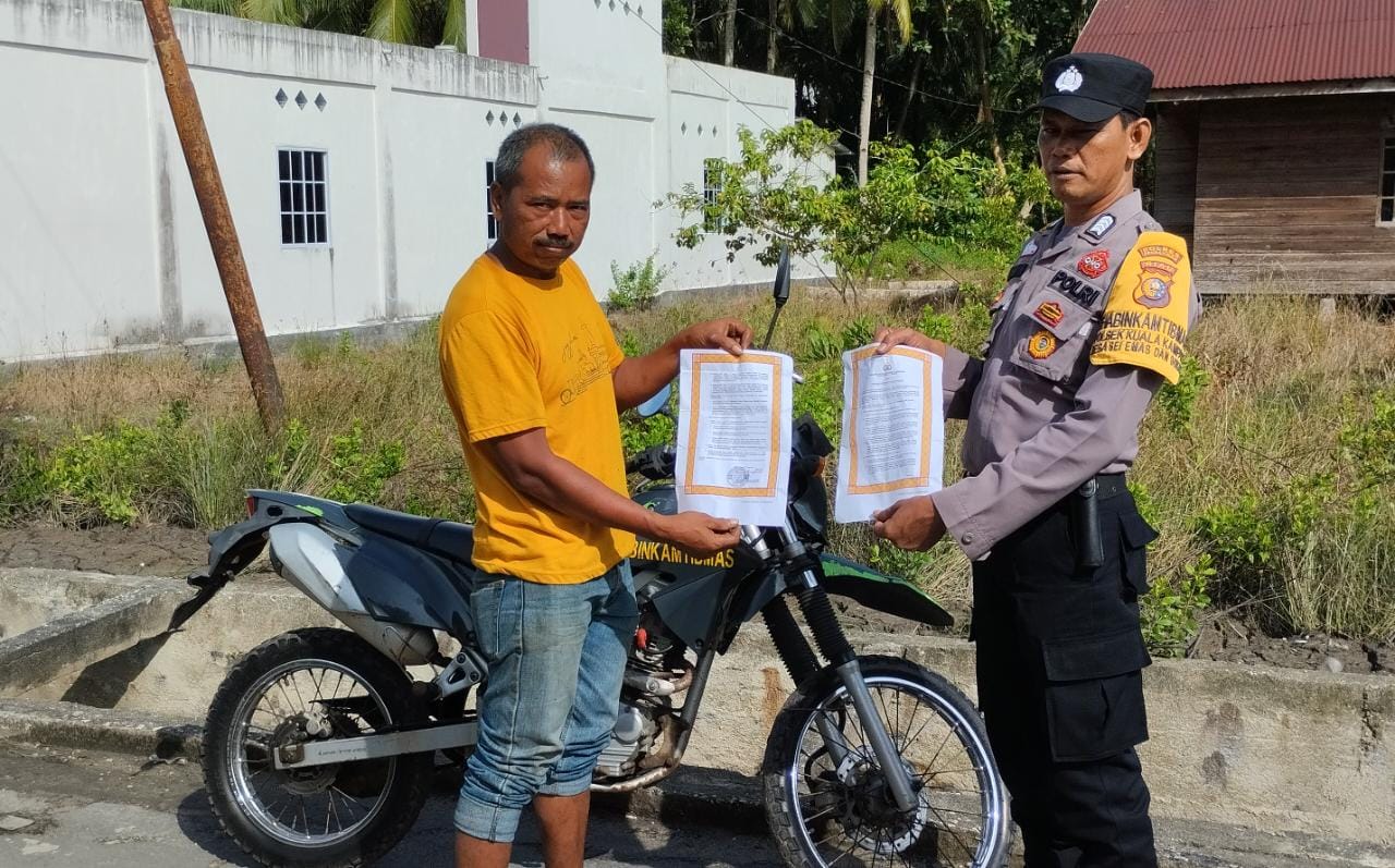 Cegah Karhutla,  Bhabinkamtibmas Polsek Kuala Kampar Berpatroli dan Bagi Imbauan