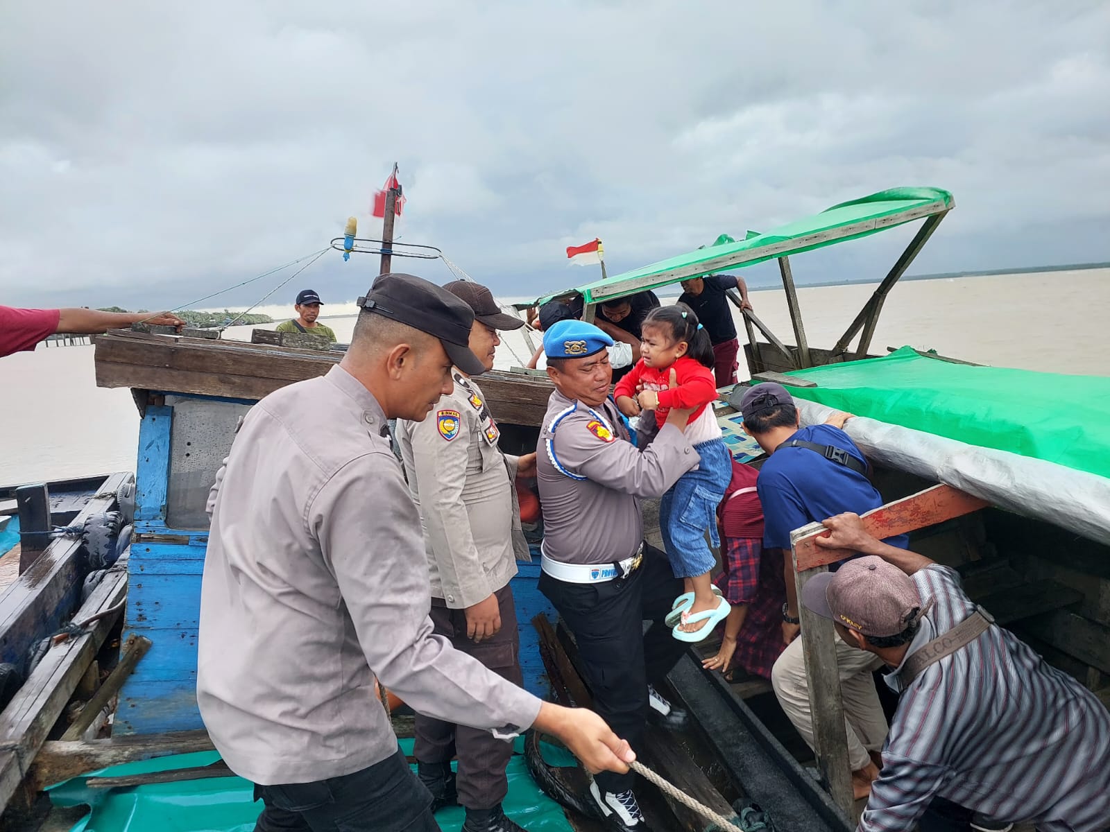 Polsek Kuala Kampar Tunjukkan Kepedulian: Jaga Keamanan dan Bantu Warga di Pelabuhan