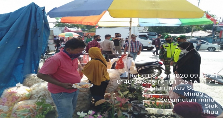 Anggota Koramil 09 Minas Pantau Tempat Keramaian Apa Warga Patuhi Protokol Kesehatan