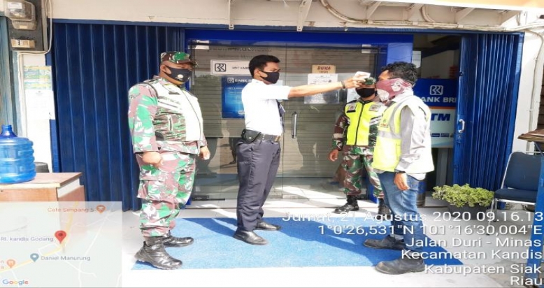 Babinsa Pantau Kepatuhan Warga Dalam Melaksanakan Protokol Kesehatan di Bank BNI Kampung Kandis