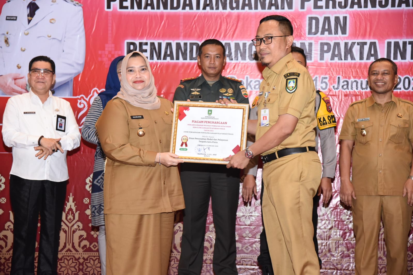 UPT Puskesmas Bengkalis Terima Penghargaan, Bupati  Terus Tingkatkan