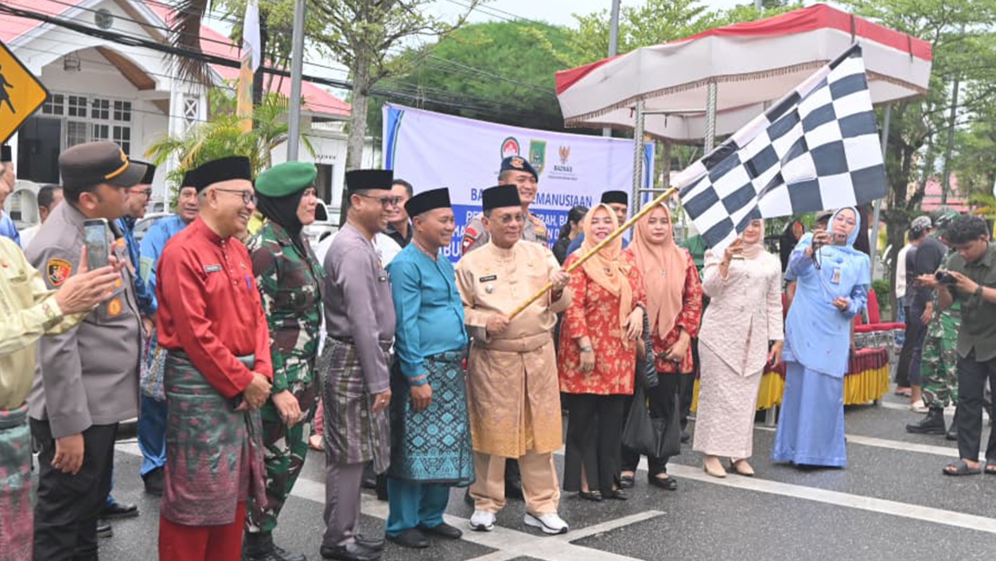 Pemkab Rohil Salurkan 10 Truk Bantuan Sembako untuk Korban Bencana di Tiga Propinsi