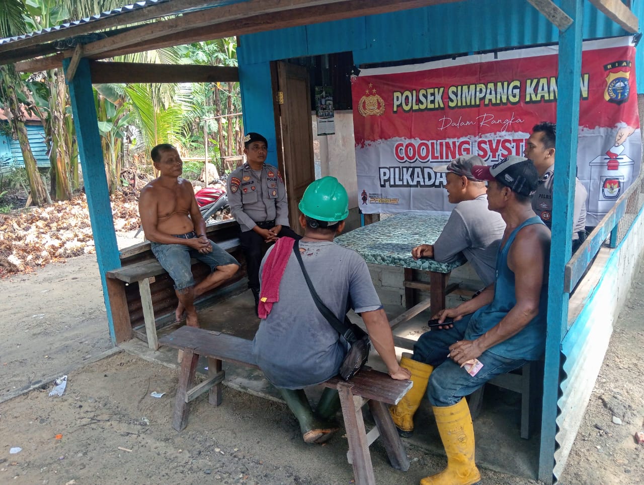 Polisi Berikan Himbauan Kamtibmas Kepada Masyarakat Simpang Kanan