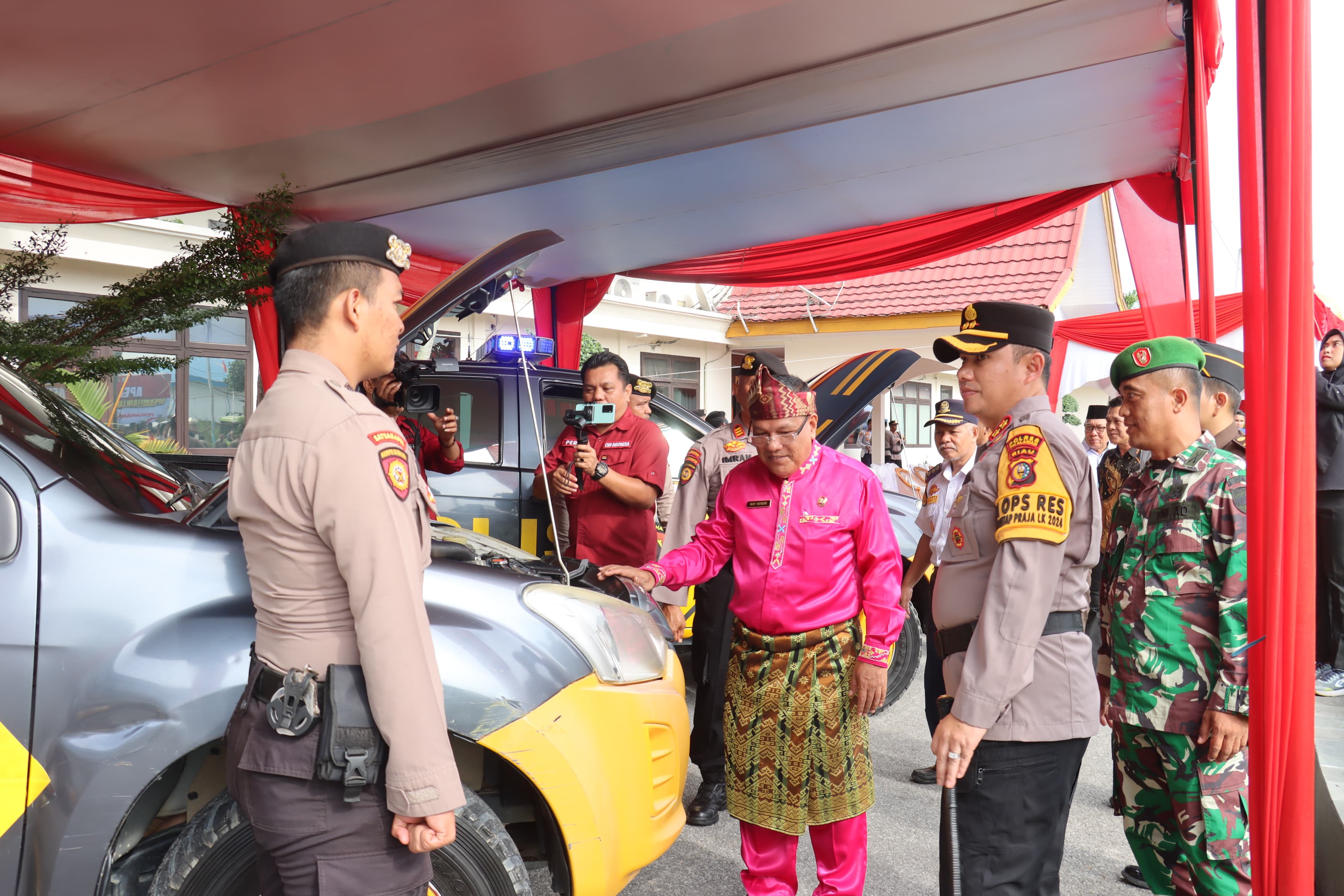 Kapolres Pelalawan, AKBP Afrizal Asri SIK, pimpin apel gelar pasukan Operasi Lilin Lancang Kuning 2024