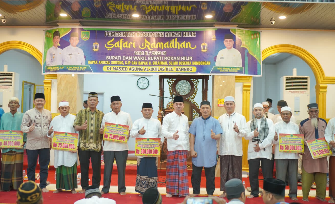 Safari Ramadhan Perdana, Bupati Rohil Serahkan Bantuan Kepada 25 Masjid dan Musala
