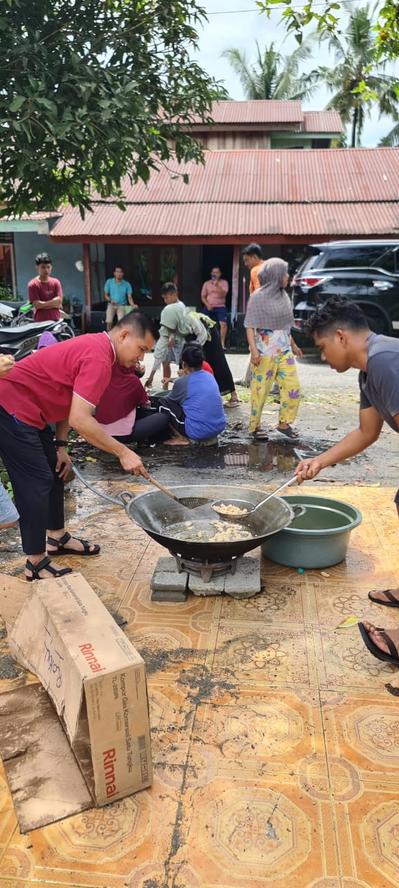 Ratusan Rumah Terendam di Rohul, Kades Pematang berangan bantu 500 nasi kotak
