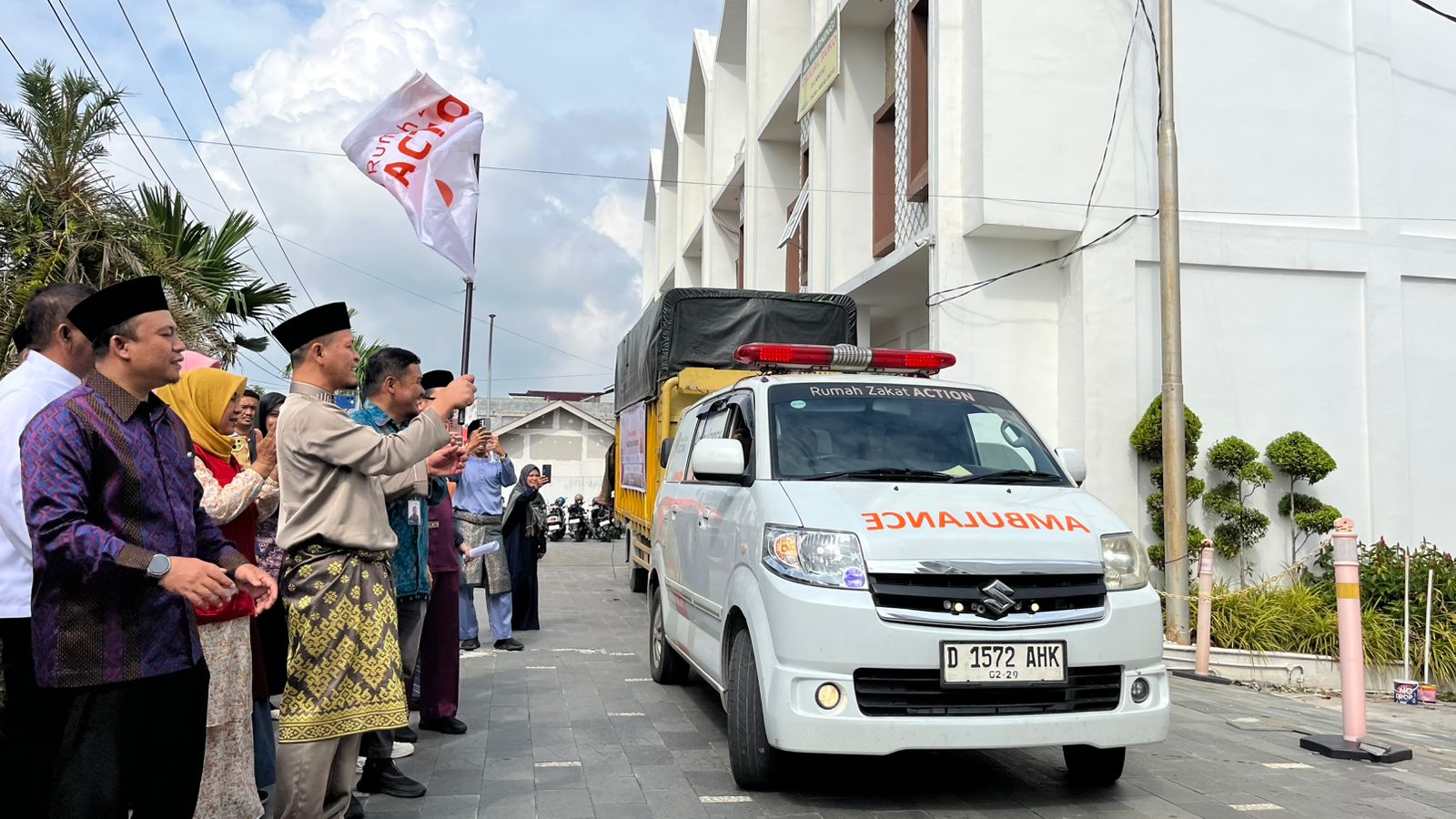 Truk Kemanusiaan Rumah Zakat Riau Melaju ke Sumatera