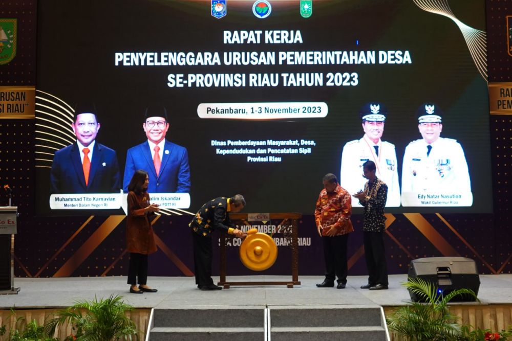 Gubri Syamsuar Buka Raker Penyelenggaraan Urusan Pemerintah Desa Se - Provinsi Riau