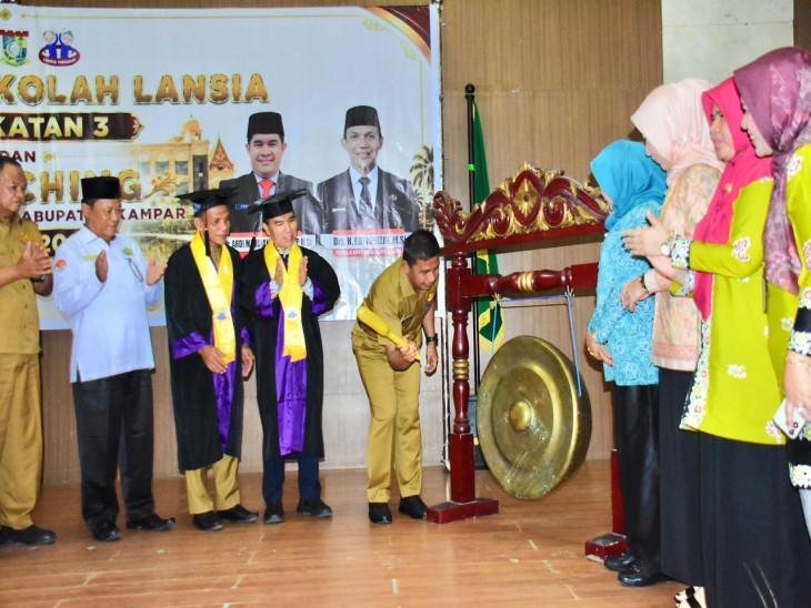 Bupati Kampar Ahmad Yuzar Lounching Sekolah Lansia