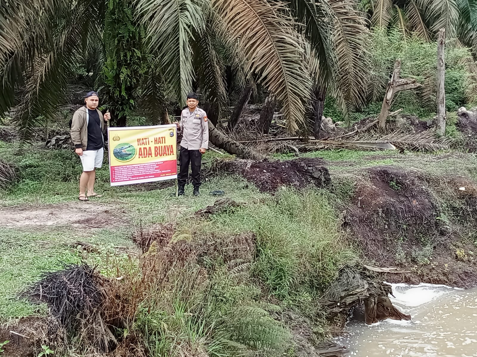 Polsek Simpang Kanan Lakukan Pemasangan Spanduk Peringatan 