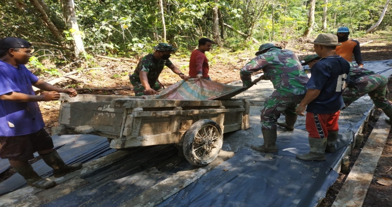 Kompak Masyarakat Desa Api Api Bandar Lasamana Bersama TMMD Goro Bangun Kampung
