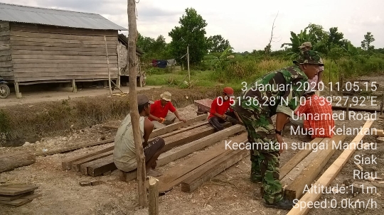 Jumat Ini di Manfaatkan Warga Bersama TNI Bangun Mushola Dusun