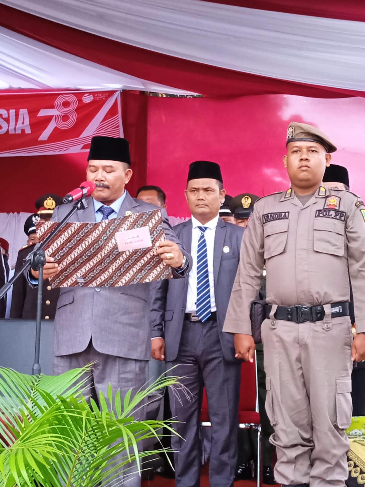 Anggota DPRD Inhu 3 Periode Pembaca Teks Proklamasi