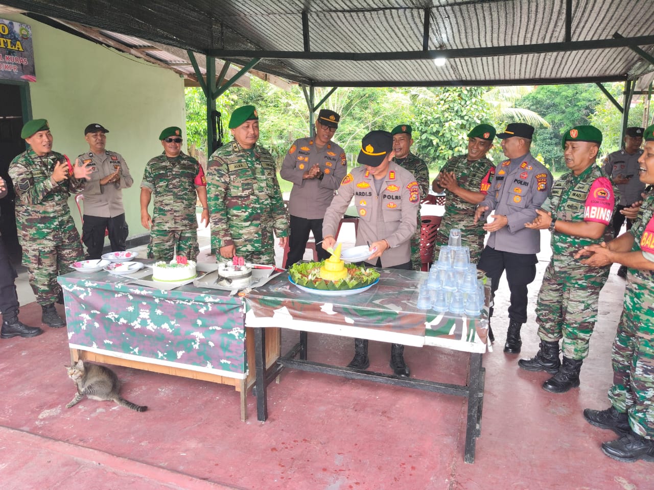 TNI dan Polri Kompak! Tiga Polsek di Pelalawan Datangi Koramil 04 Pangkalan Kuras Ucapkan Selamat HUT TNI ke-80