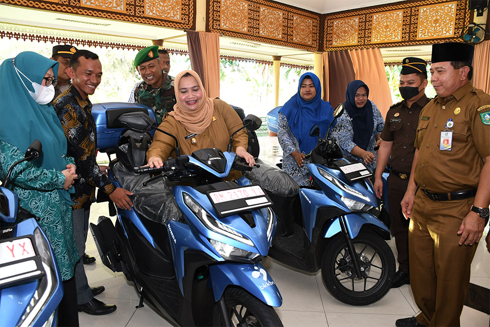 Tunjang Kinerja Penyuluh KB, Bupati Kasmarni Serahkan 6 Unit Sepeda Motor