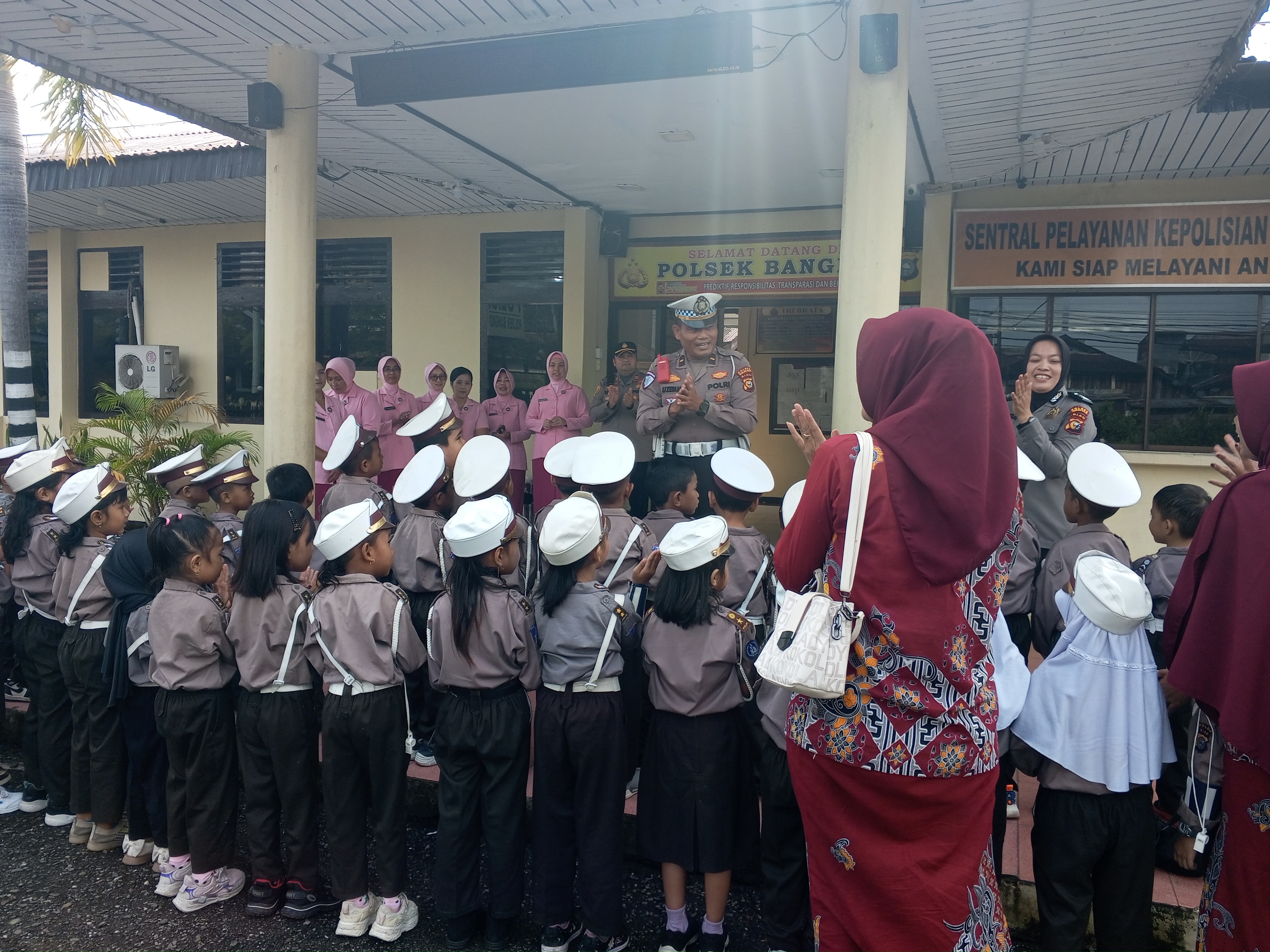 Mengenal Tugas Kepolisian, TK Kemala Bhayangkari 10 Kunjungi Mapolsek Bangko