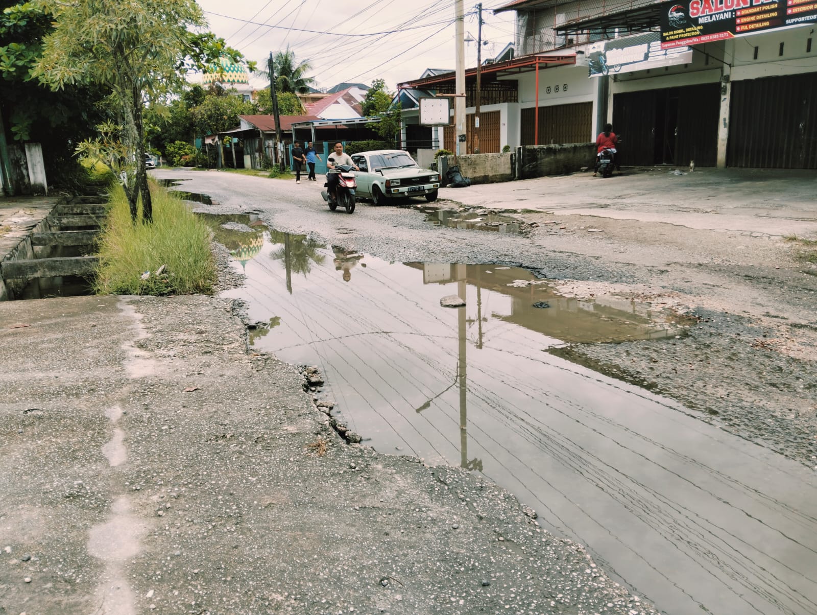 Warga Keluhkan Jalan Rusak, Minta Pihak Terkait  Memperbaiki