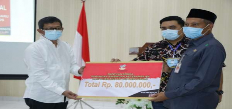 Wawako Serahkan Secara Simbolis Bansos dari Kemensos Bagi Klien Bapas Pekanbaru