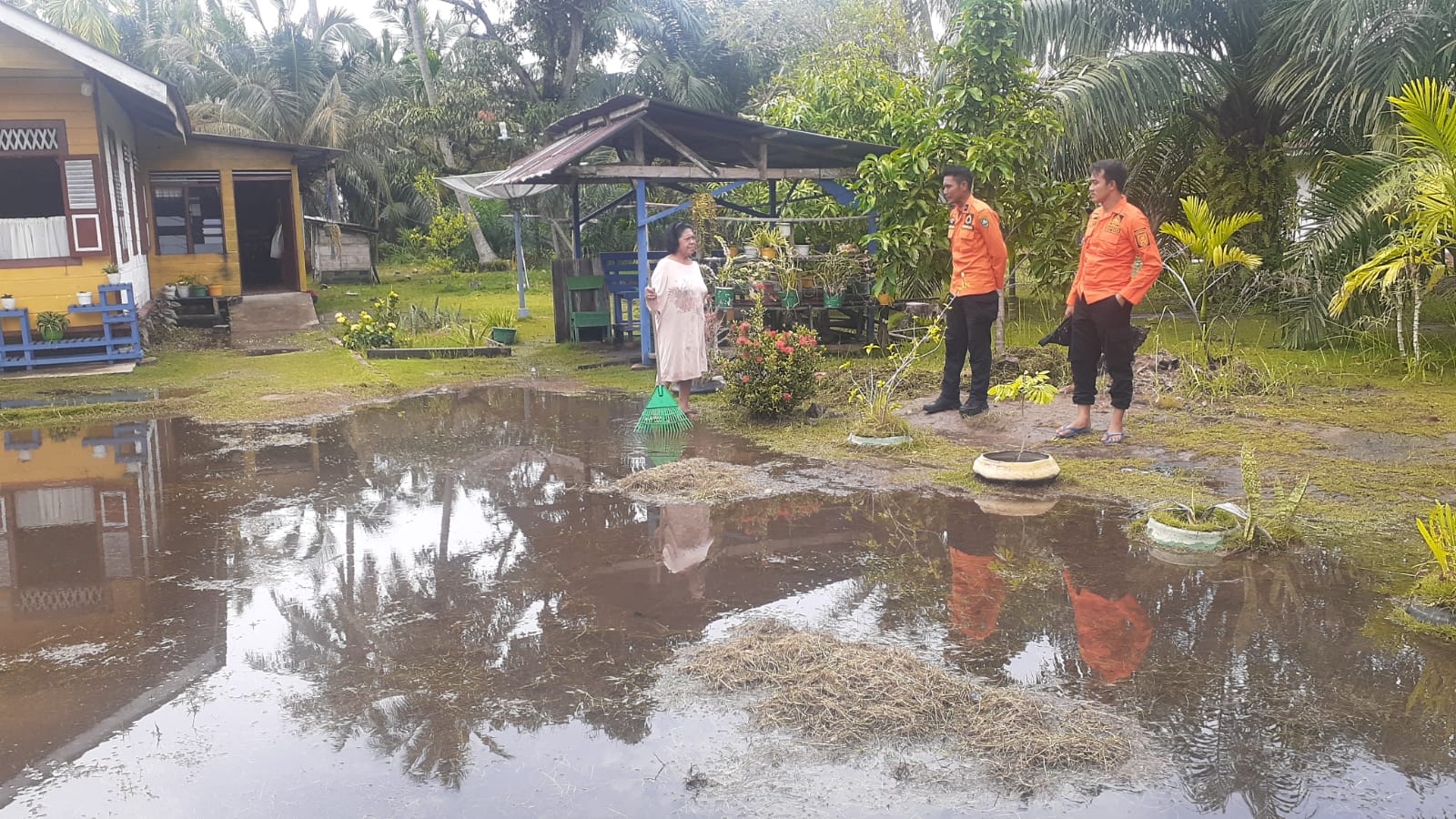 TRC BPBD Bengkalis Pantau Banjir Rob di Wilayah Pesisir Pulau Bengkalis