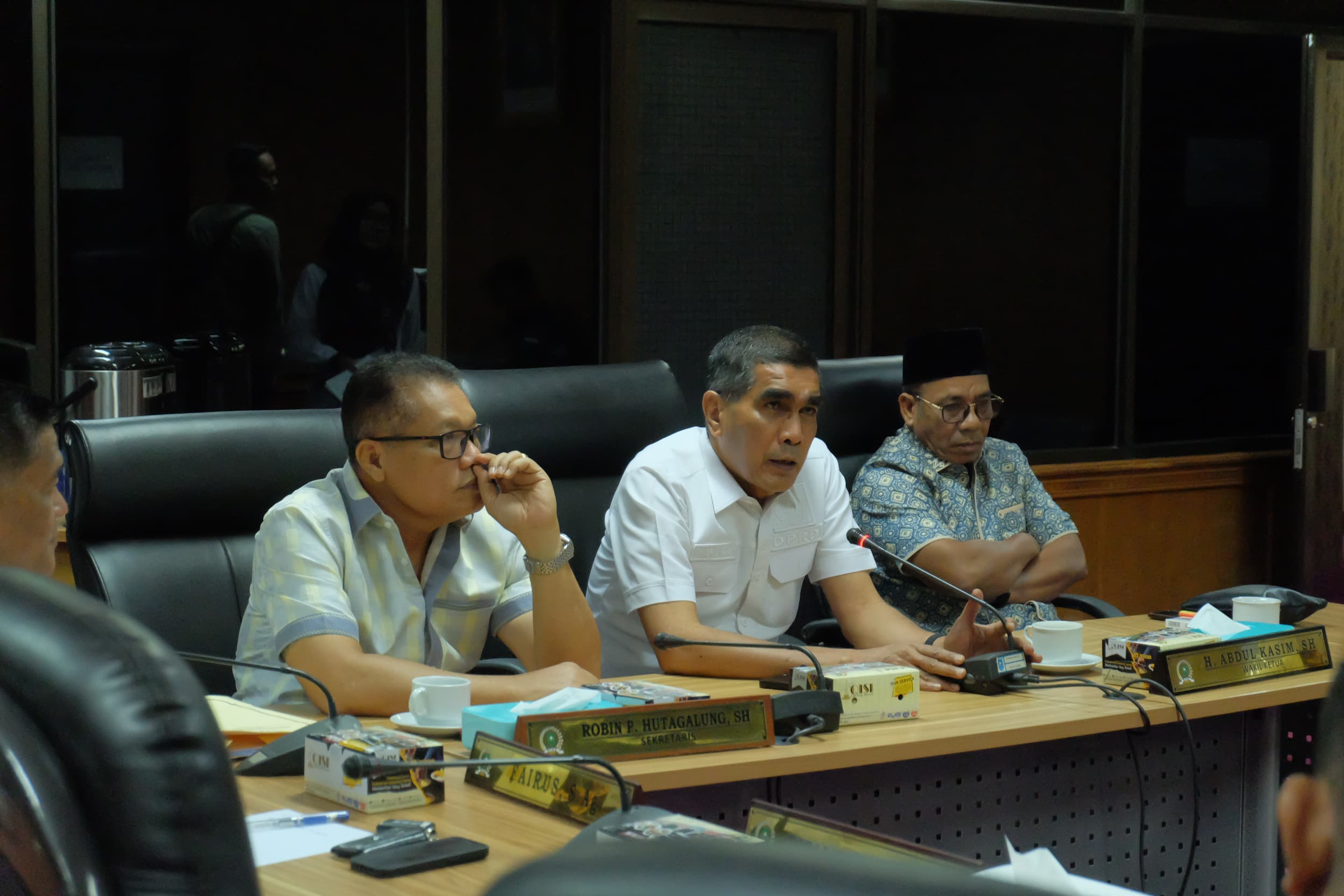 Pimpinan PT Mega Sanel Serahkan Ijazah Eks Karyawan ke Komisi V DPRD Riau