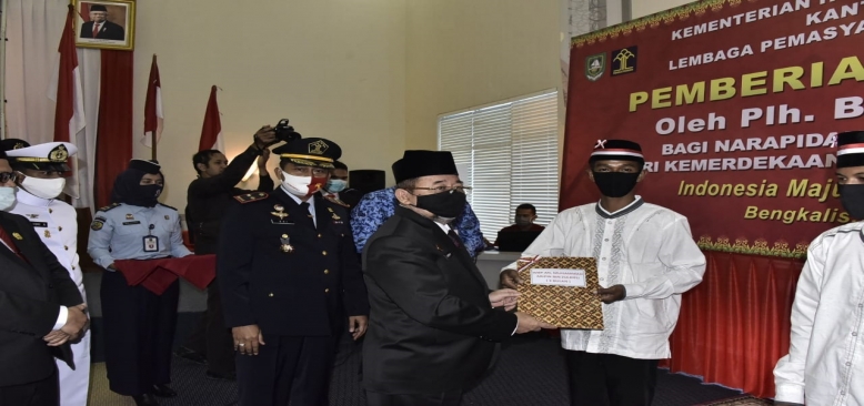 PLH Bupati Bengkalis Serahkan Remisi untuk Warga Binaan Lapas Bengkalis di HUT RI ke 75
