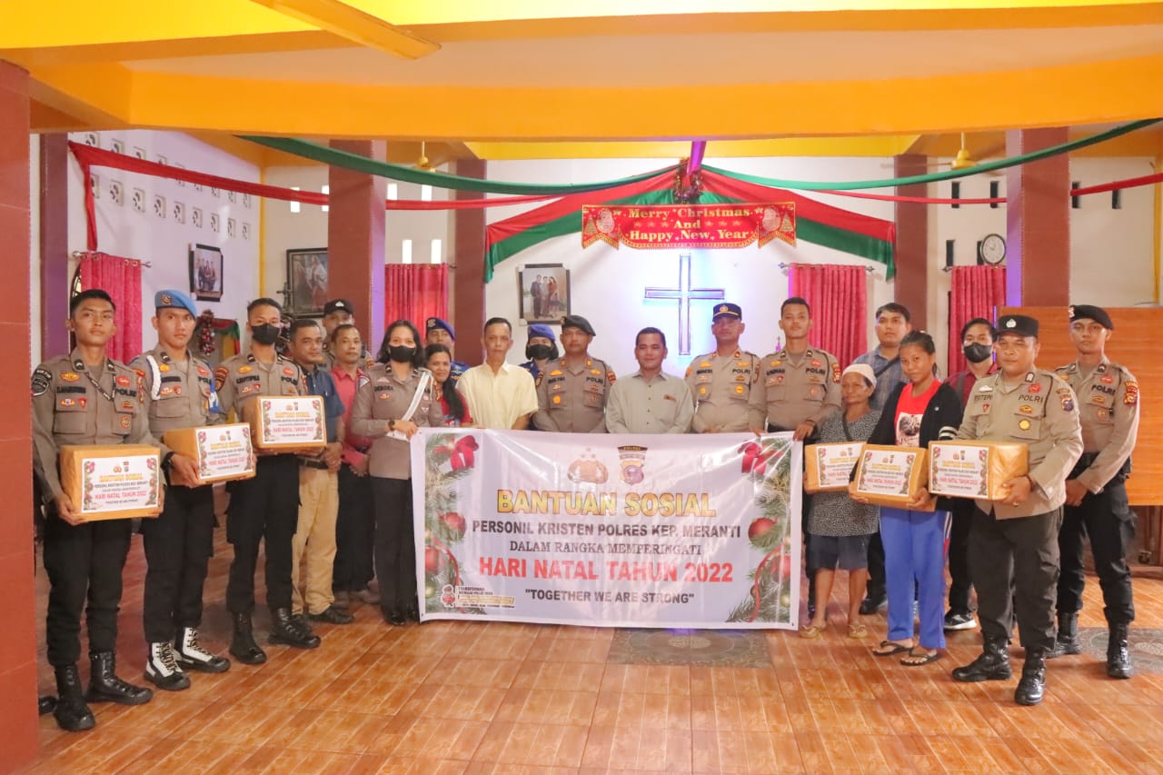 Sambut Natal, Personel Kristiani Polres Meranti Salurkan Bansos kepada Jemaat Gereja