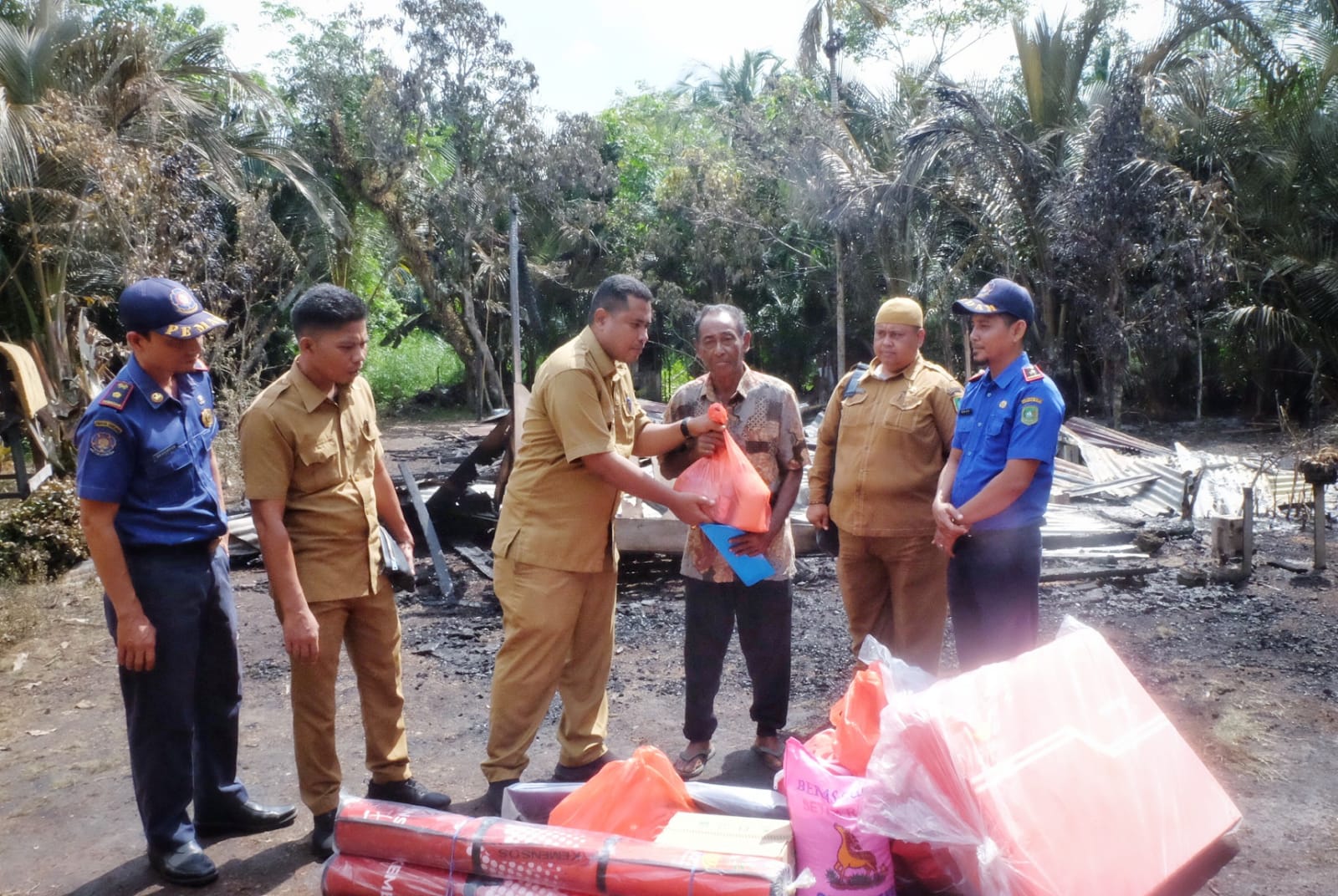 Pemkab Meranti Bantu Korban Kebakaran Rumah di Pulau Merbau