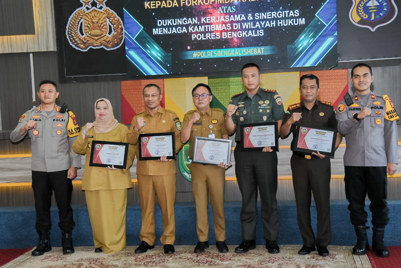 Bupati Kasmarni Terima Penghargaan Dukungan dan Kerjasama Kamtibmas