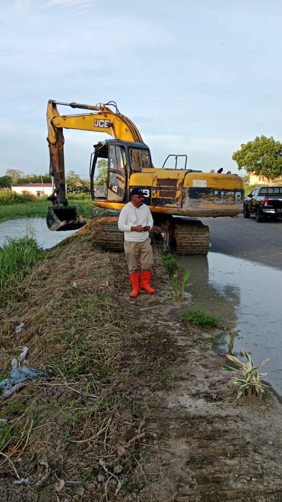 Antisipasi Banjir, DLH Rohil Normalisasi Saluran Air di Kota Bagansiapiapi