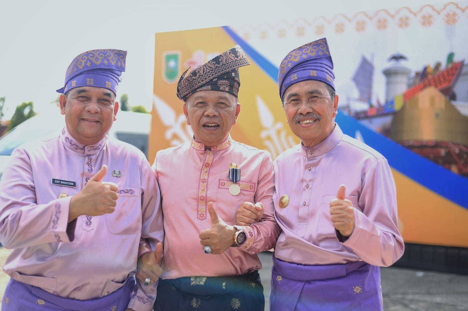 Plt Bupati Asmar Terima Lencana Wira Bangun Desa