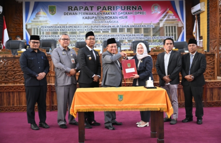 Bupati Rohil Sampaikan LKPJ Tahun 2024 dalam Rapat Paripurna DPRD