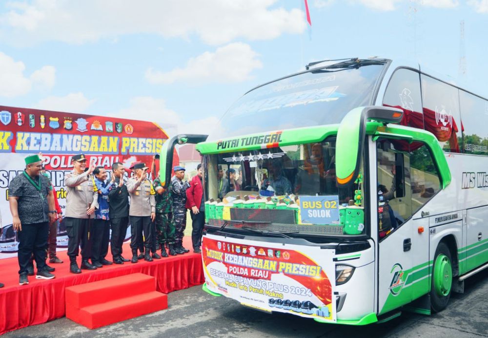 Kapolda dan Pj Sekda Riau Hadiri Pelepasan Mudik Kebangsaan Presisi Polda Riau bersama Cipayung Plus