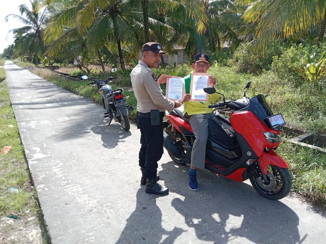 Cegah Karhutla, Polsek Kuala Kampar Berpatroli dan Bagi Imbauan