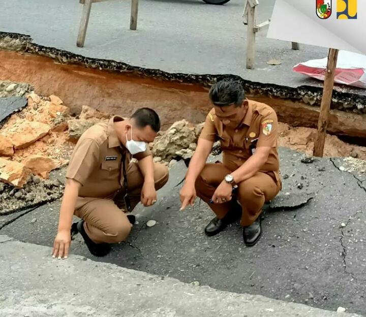 Kadis PUPR Tinjau Jalan Amblas di Jalan Lobak  