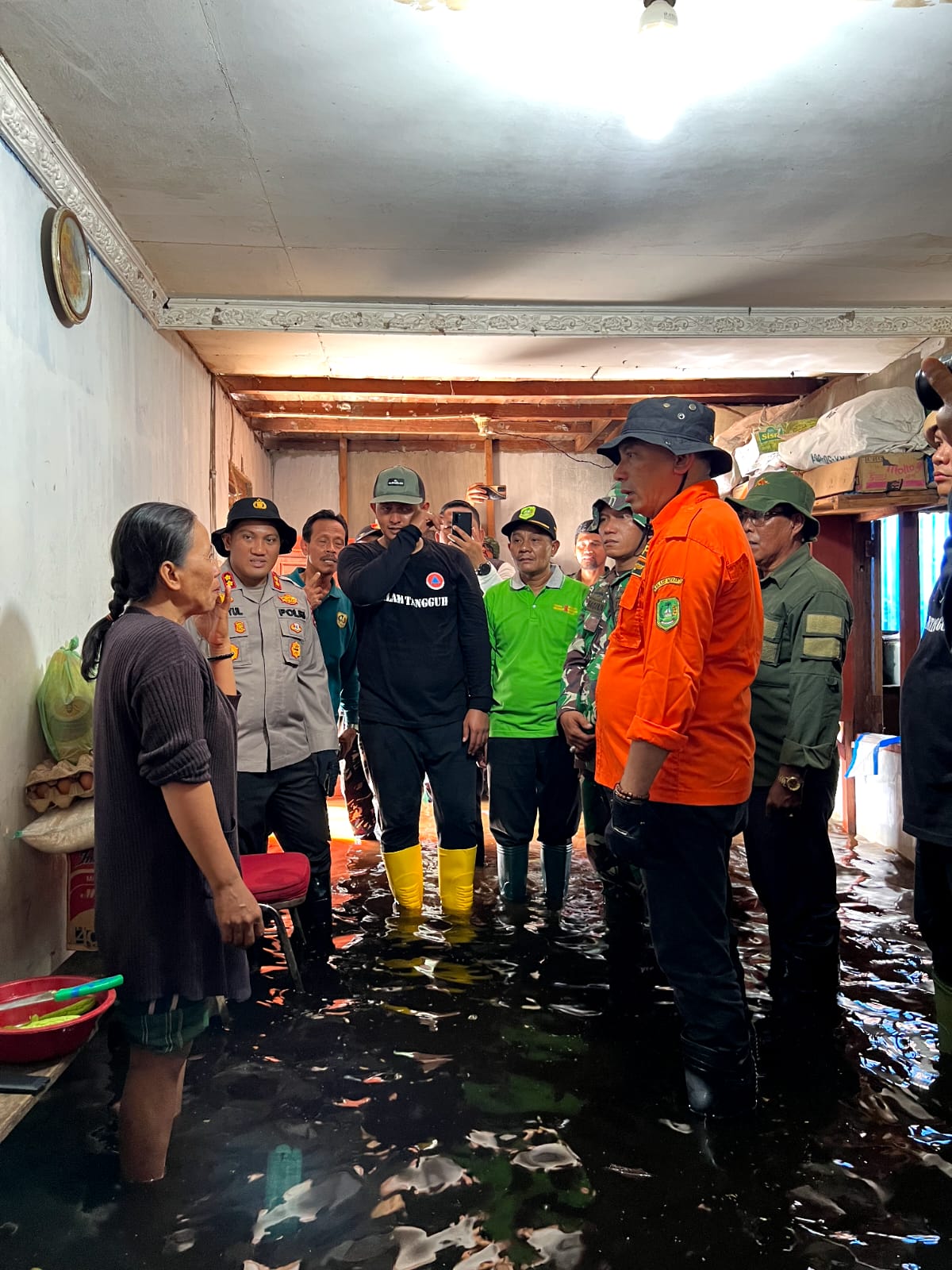 Bupati Tinjau Banjir dan Serahkan Sembako untuk Warga Terdampak