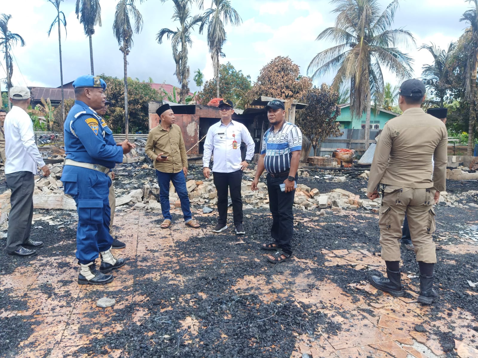 Dihari Mulai Masuk Kantor, Camat Merbau Pantau Lokasi Rumah Warga Kebakaran
