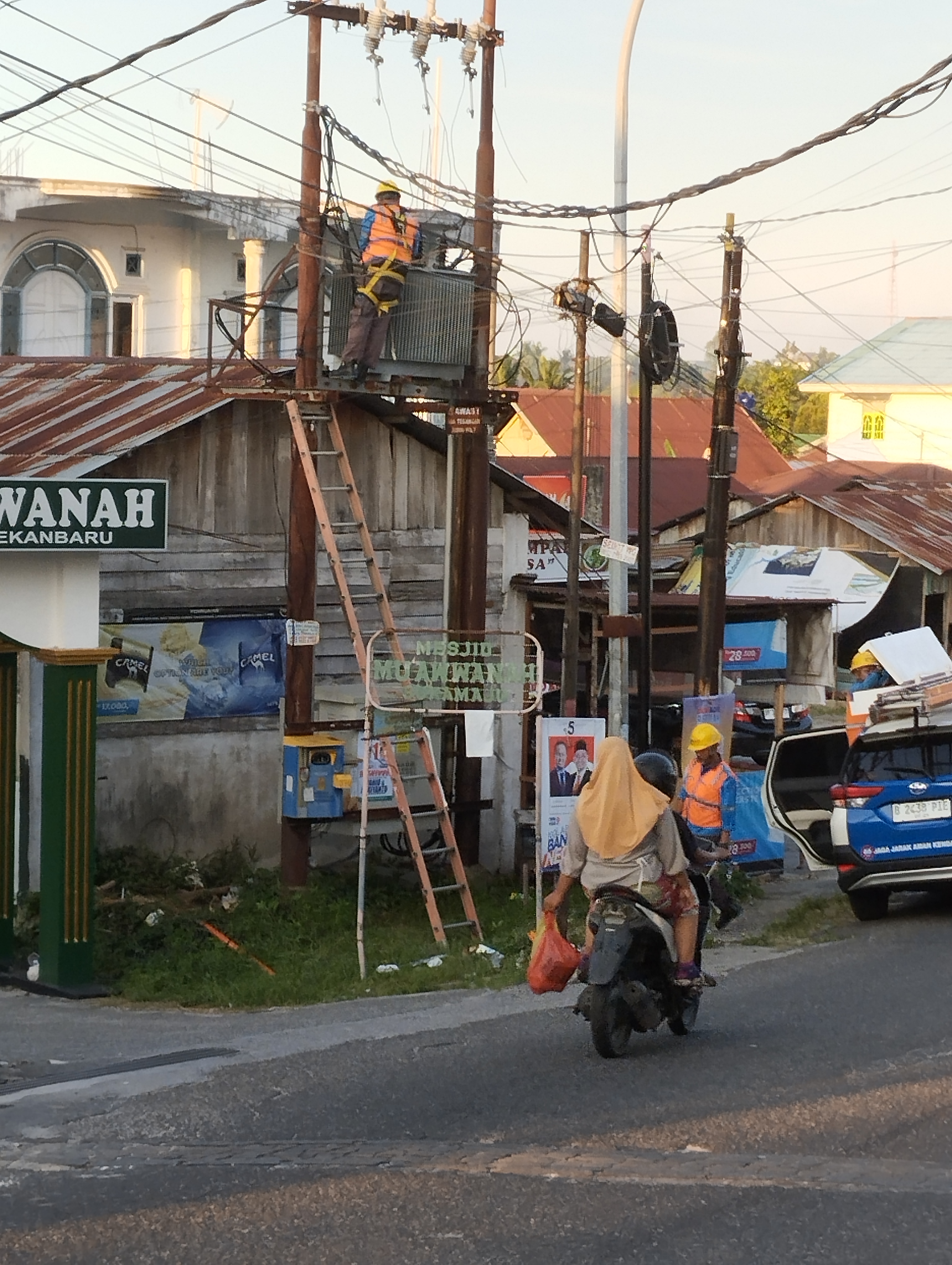 Petugas Masih Perbaiki Listrik di Gardu Travo PLN Jalan Thamrin Gobah