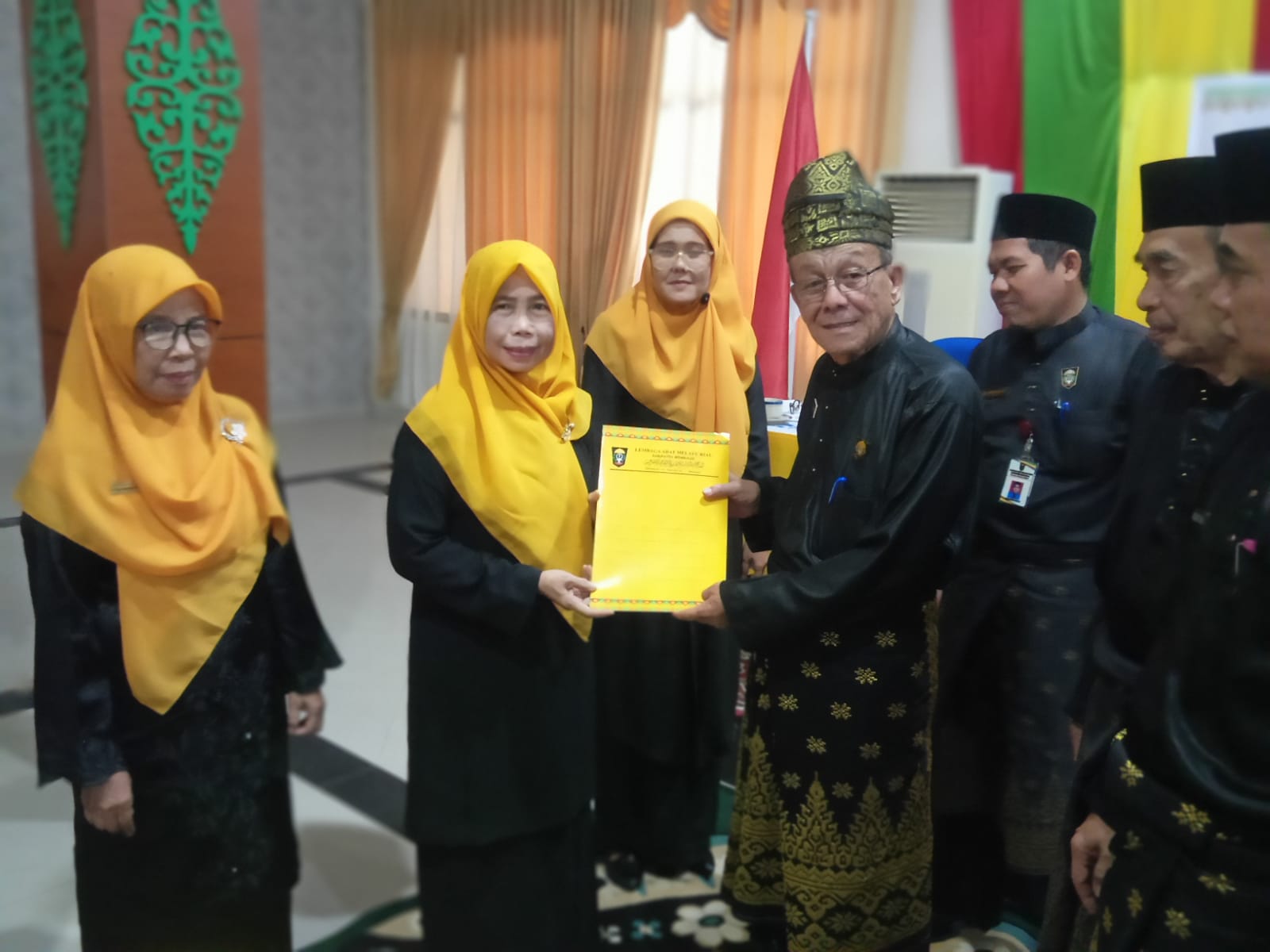 Ketua DPH LAMR Bengkalis Serahkan SK Kepengurusan PUAN Melayu