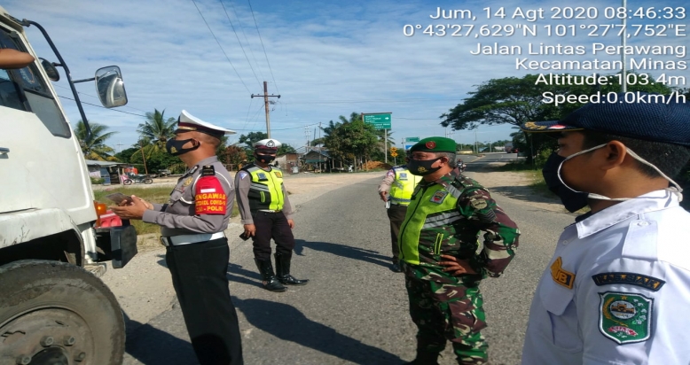 Babinsa PAM Di Simpang Perawang Minas Pemberlakuan Adaptasi Kebiasaan Baru Ke Masyarakat
