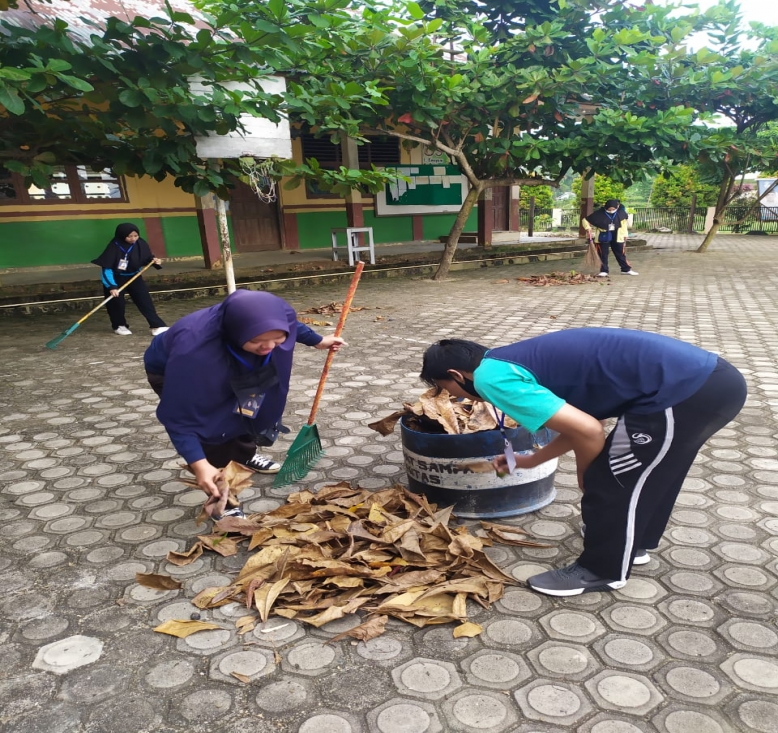 Tim Pengabdian  UNRI Edukasi Sekolah dengan PHBS