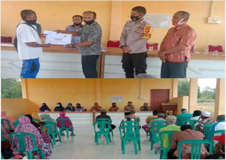Personel Polsubsektor Pelalawan Ikut Amankan Penyaluran BLT Warga Desa Sering