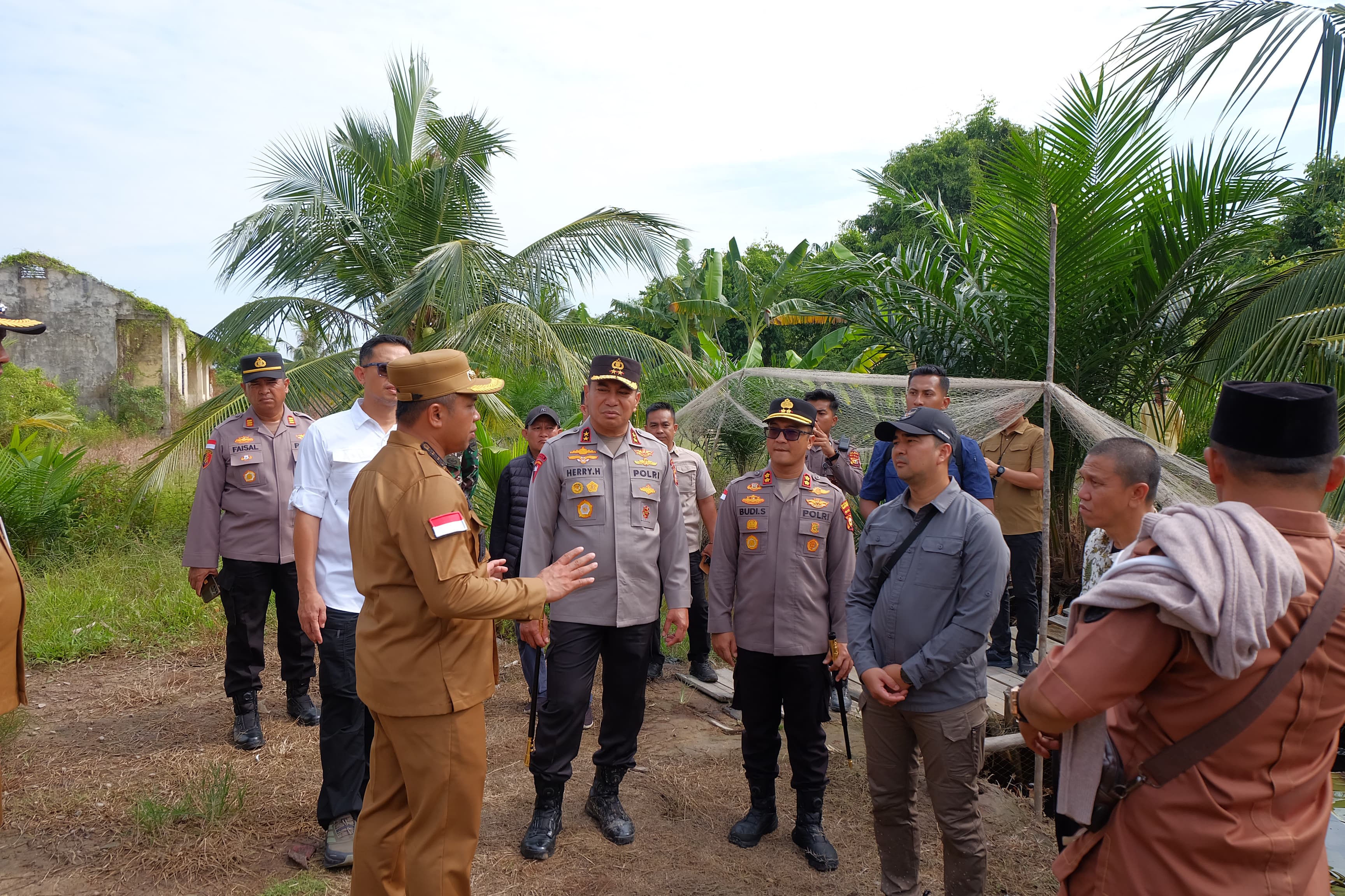 Kadisnakertrans Riau  Dampingi Gubri dan Kapolda Riau Tinjau Masyarakat Transmigrasi Kec. Rupat Selatan  Serta Pasar Murah