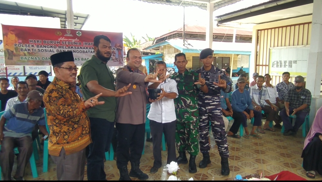 Polsek Bangko dan Baznas Rohil Rangkul Buruh, Beri Sembako Hingga Pengobatan Gratis
