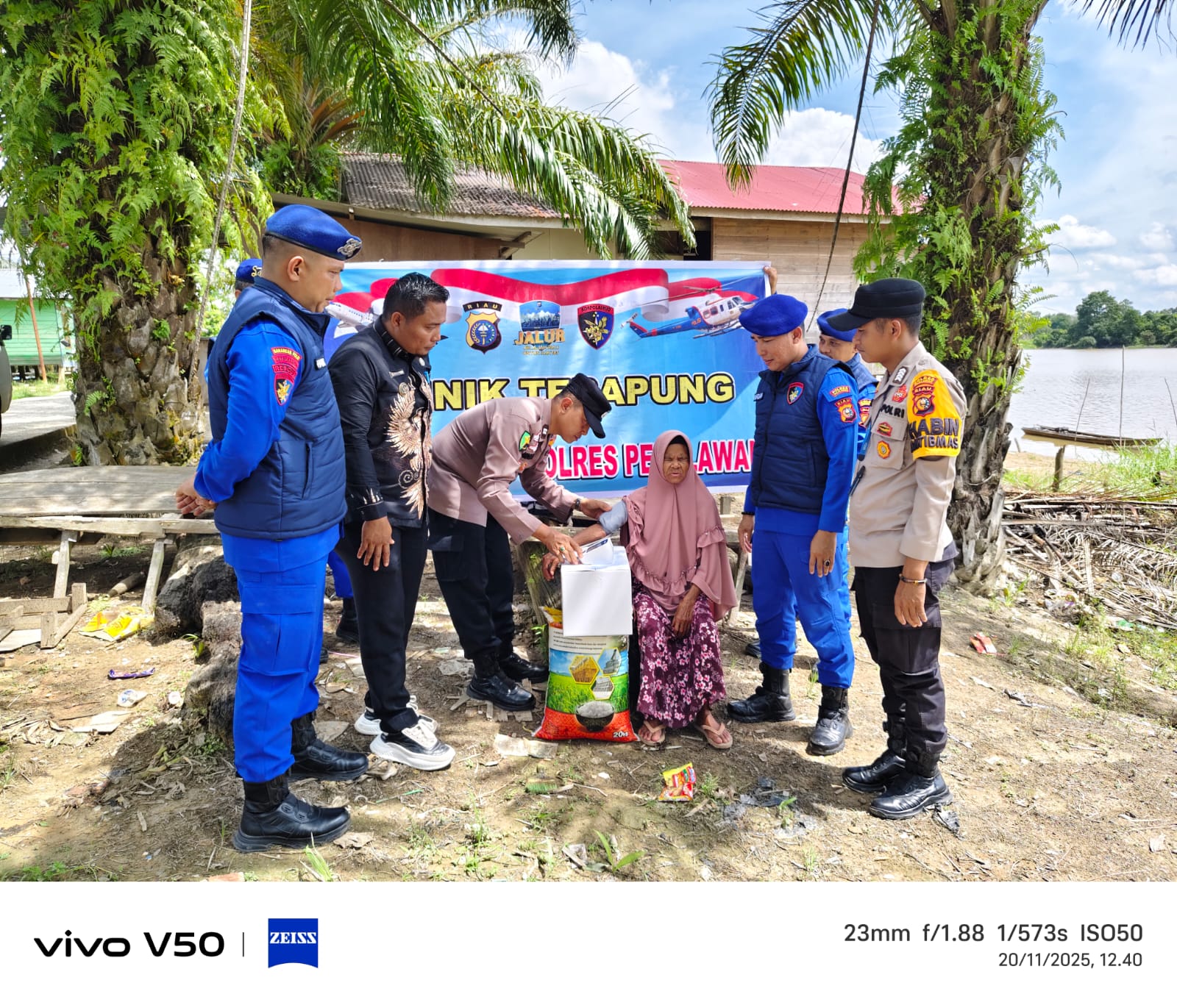 Polairud Polres Pelalawan & Baznas Bersinergi Program JALUR di Desa Sering, Meringankan Beban Ekonomi Masyarakat Sungai Kampar
